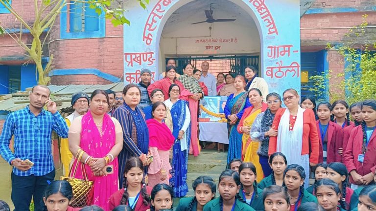 कस्तूरबा गांधी बालिका विद्यालय के छात्राओं के बीच संविधान पर चर्चा
