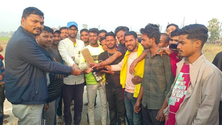 लांग पिच क्रिकेट टूर्नामेंट के फाइनल में नयाटोला ने शील्ड पर जमाया कब्जा