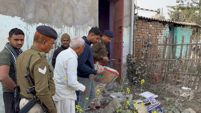एक ही रात तीन दुकानों में चोरी, थाना से कुछ दूर अंग्रेजी शराब दुकान में भी हुई घटना
