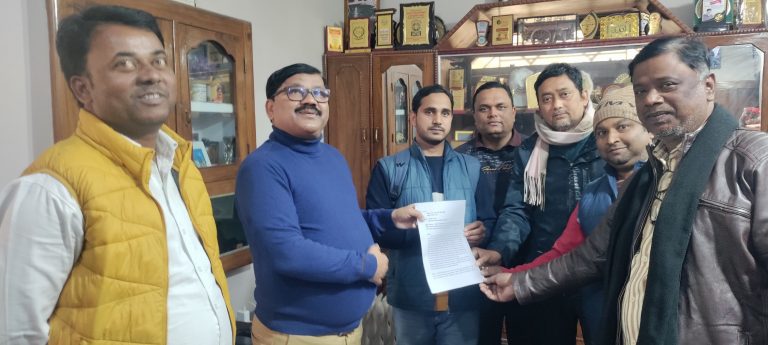 सक्षमता वन में नियुक्ति पत्र में भाषा विसंगति की समस्या को ले शिक्षकों ने जदयू के पूर्व विधायक को सौंपा ज्ञापन