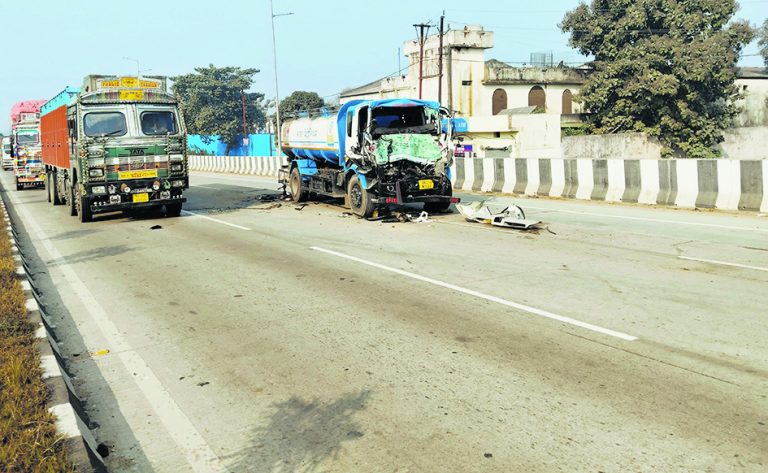 खड़े ट्रक में टैंकर ने पीछे से मारा टक्कर, चालक जख्मी