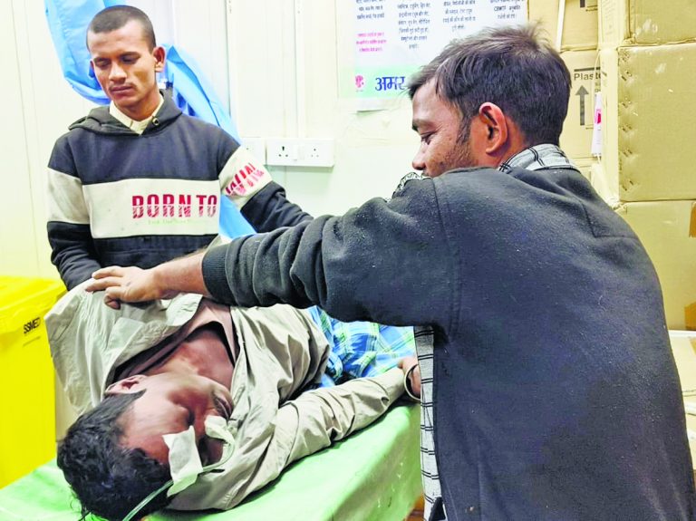 अलग-अलग जगहों पर जहर खाने से तीन लोग बीमार, महिला रेफर