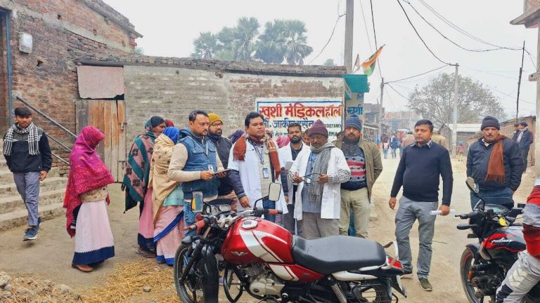 मठिया पहुंचे प्रभारी डीएम व एसपी ने संदिग्ध मौतों का लिया जायजा, गांव में मेडिकल टीम तैनात