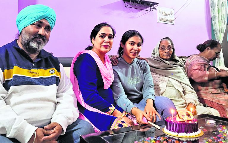 Jamshedpur News : मनीफीट की प्रभजोत कौर ने पहले प्रयास में ही पास की एफएमजीइ परीक्षा