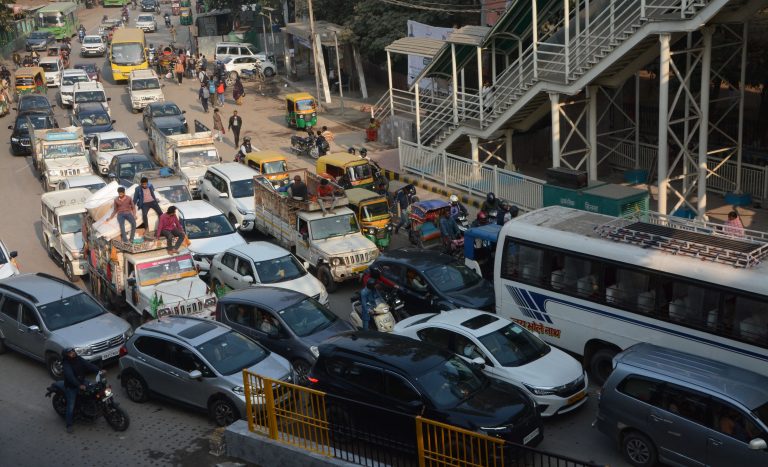 शहर में स्कूलों के खुलते ही लगा जाम, रेंगती रहीं गाड़ियां
