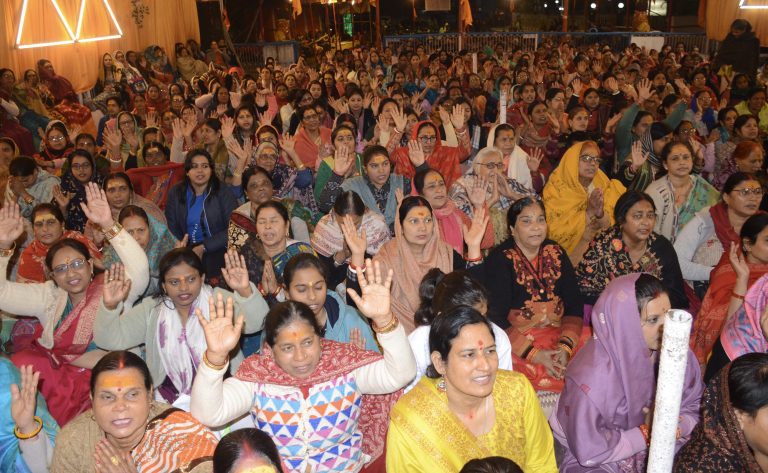 Dhanbad News : धन के पीछे मत भागो, नारायण को अपना लो लक्ष्मी स्वयं आयेंगी : साध्वी शिखा