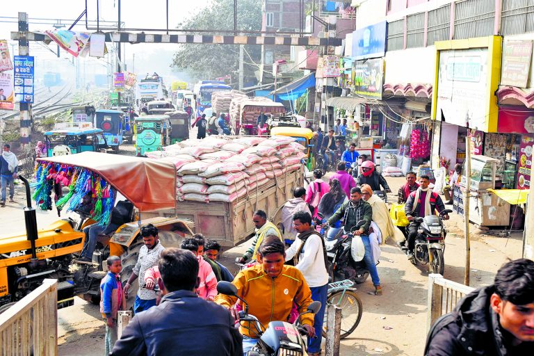 Buxar News: इटाढ़ी रेलवे क्रॉसिंग पर लोगों को नहीं मिल रही है जाम से मुक्ति