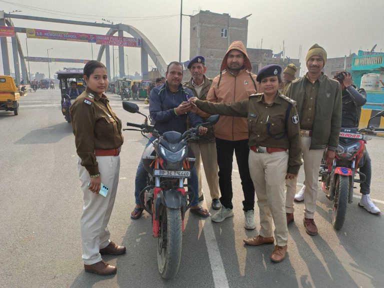 बिना हेलमेट बाइक चला रहे चालकों को दिया गया गुलाब और चॉकलेट, कल काटा जाएगा चालान