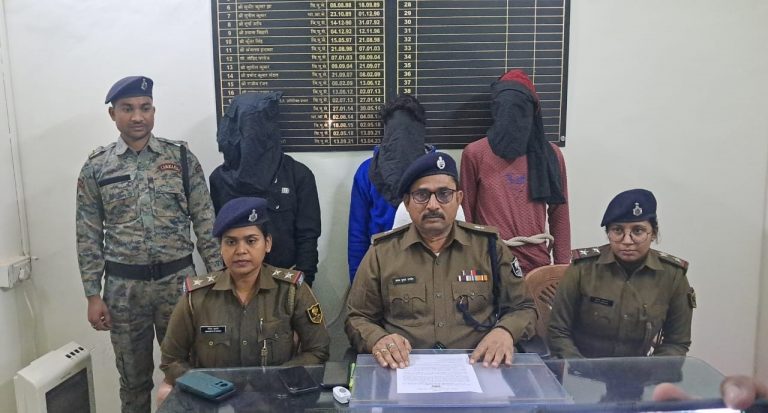 लूटी गई ई रिक्शा के साथ तीन शातिर गिरफ्तार