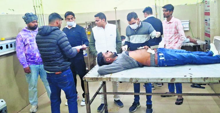 Chapra News : अस्पताल में दो गुटों में चाकूबाजी, दो जख्मी