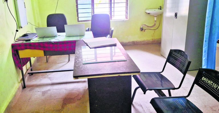 Chapra News : सदर अस्पताल में चिकित्सकों की लेटलतीफी से मरीज परेशान