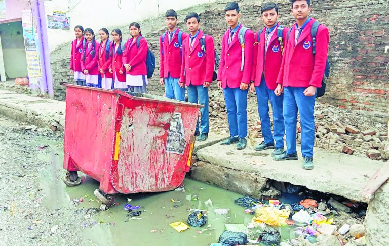 Chapra News : स्कूल के पास बना डंपिंग जोन, छात्रों ने जताया विरोध