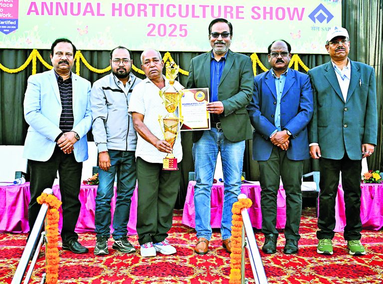 Rourkela News: आरएसपी की 57वीं वार्षिक उद्यान कृषि प्रदर्शनी में नटवर रणा ने जीती चैंपियन ट्रॉफी, रोशन लकड़ा बने उप-विजेता