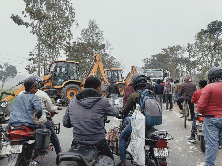 घने कोहरे से वाहनों में टक्कर, आवागमन रहा बाधित