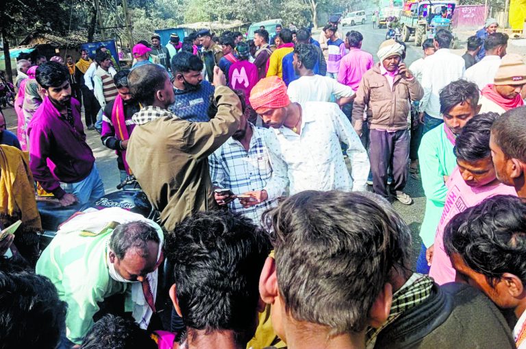 Buxar News : करेंट से किसान की मौत, विरोध में जाम की सड़क