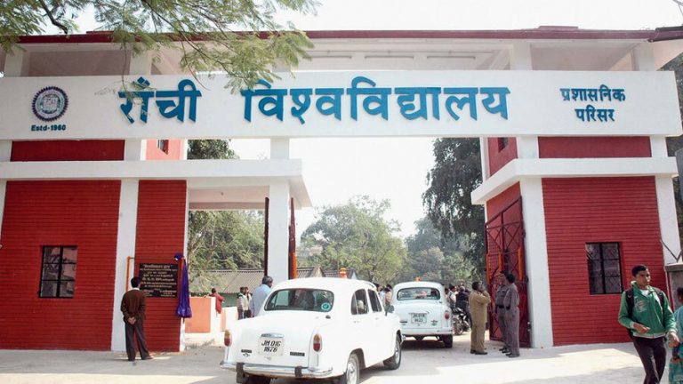 Ranchi News : रांची विवि के कर्मियों ने रजिस्ट्रार का घेराव किया, उपनिदेशक का पुतला फूंका