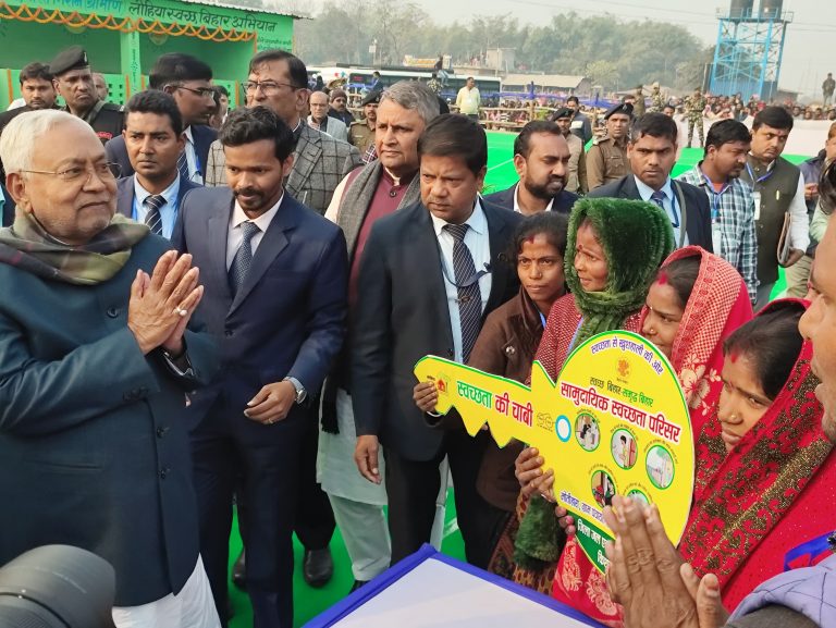 मुख्यमंत्री ने हाथ हिलाकर लोगों का किया अभिवादन, तो लगने लगे नारे