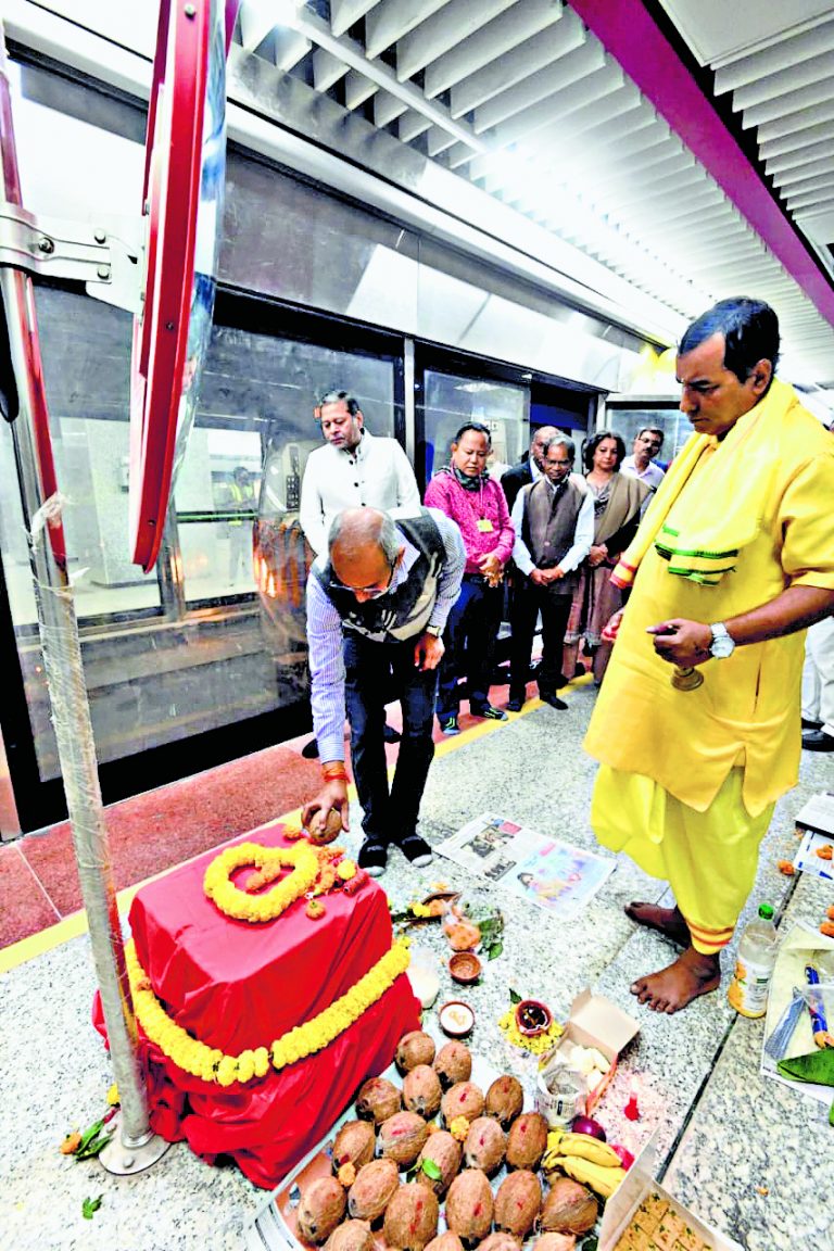 सियालदह-एस्प्लेनेड स्टेशनों के बीच पहली बार दौड़ी मेट्रो