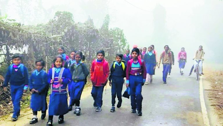 Gopalganj News  : कोल्ड वेव के बीच कांपते हुए स्कूल पहुंचे छात्र, घरों में दुबके लोग, तीसरे दिन भी नहीं निकली धूप