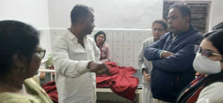 Dhanbad News : नवजात की मौत के बाद परिजनों ने सीएचसी चासनाला में किया हंगामा