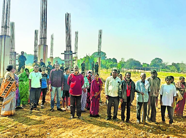 Rourkela News: बंडामुंडा नेपाली बस्ती में ग्रामीणों ने रोका रेलवे का काम, बैरंग लौटे रेलवे के अधिकारी