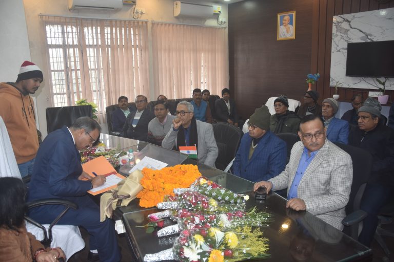 पहली चिट्ठी तैयार होने में हुई देरी तो नये वीसी ने लगायी अफसरों की क्लास