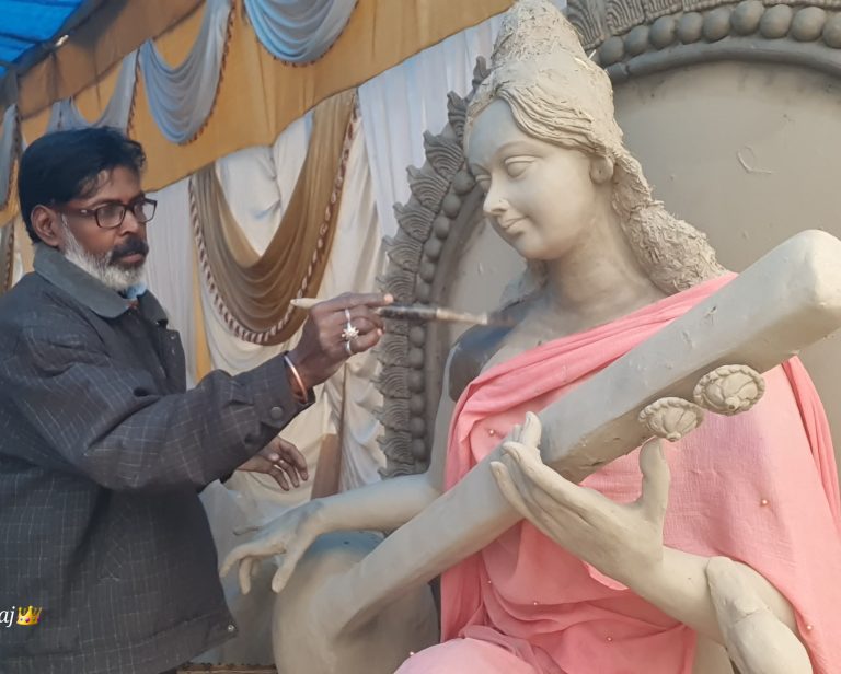 महंगाई के आगे पस्त हो रहे मूर्तिकार फिर भी प्रतिमा को दे रहे आकार