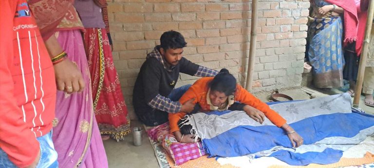 अनियंत्रित होकर पेड़ से टकरायी बाइक, सवार एक युवक की मौत दूसरा गंभीर