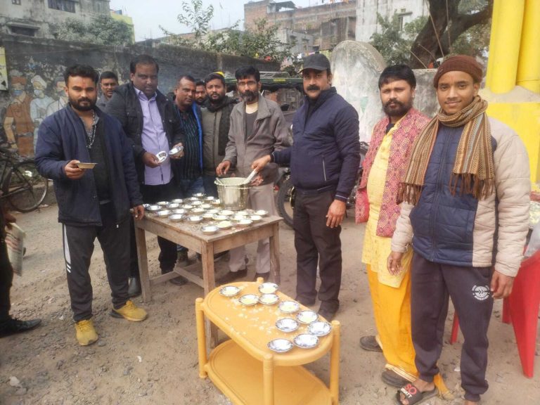 भगवान राम की प्रतिमा की अयोध्या में स्थापना को ले प्रसाद वितरित