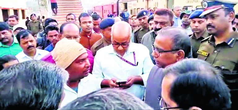 Rourkela News: तहसीलदार की रोक के बाद भी निर्माणकार्य जारी रखने का किया विरोध