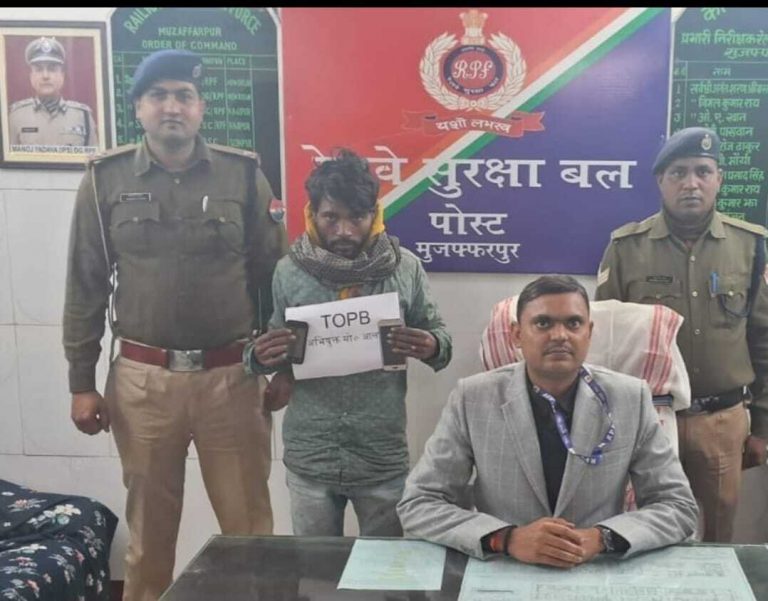 मोबाइल उड़ाकर भाग रहा शातिर पकड़ाया