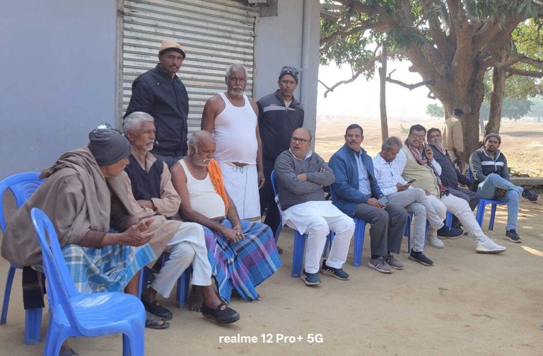 पीड़ित परिजनों से मिले पूर्व एमएलसी, दी सांत्वना