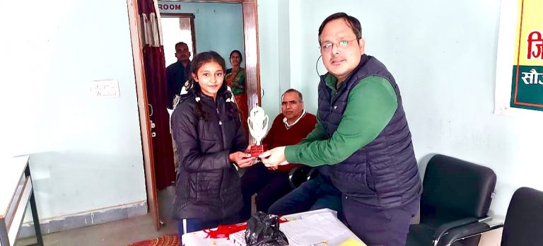वाद-विवाद में नंदनी, तो पोस्टर प्रतियोगिता में अनिशा अव्वल
