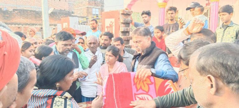 जरूरतमंदों के बीच बांटा गया कंबल