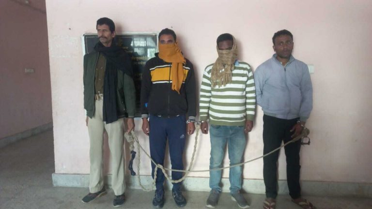 एक तस्कर व दो शराबी गिरफ्तार