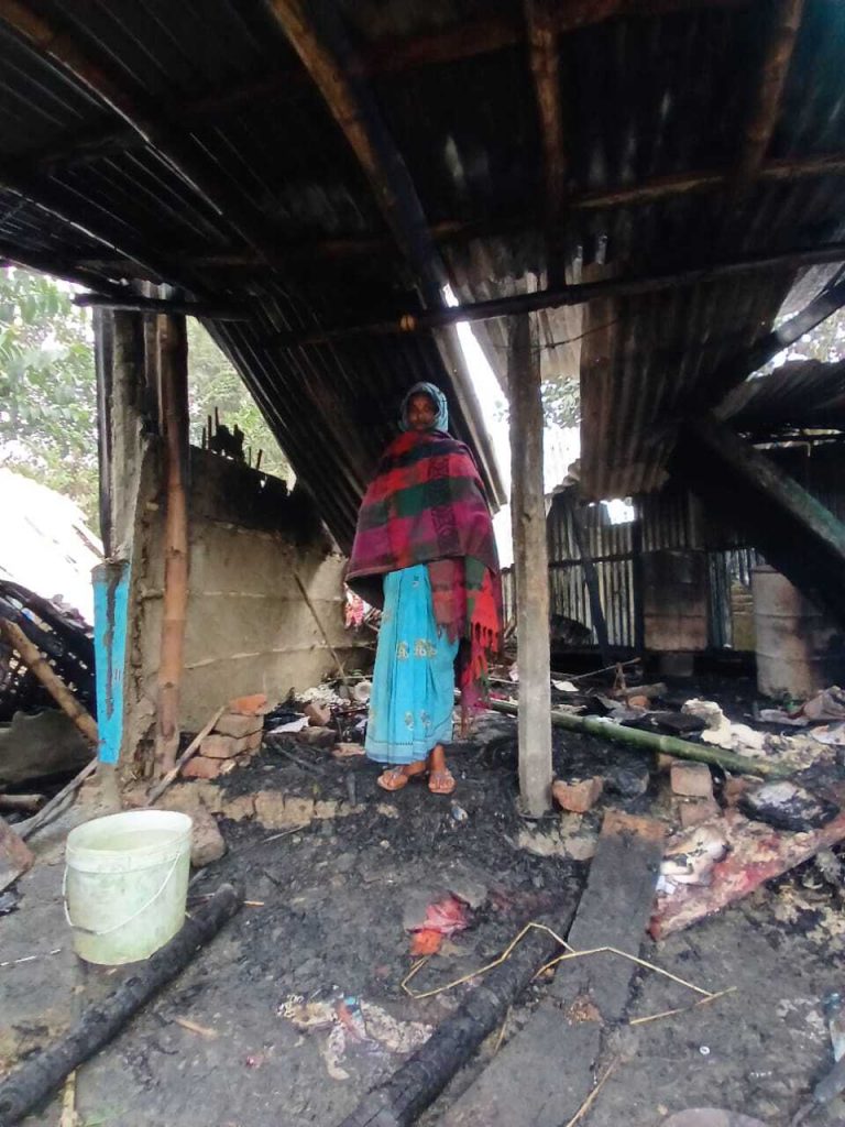 अगलगी में फूस के तीन घर जले