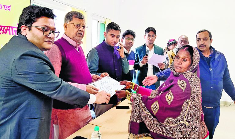 भूमिहीन परिवारों को मिला पर्चा