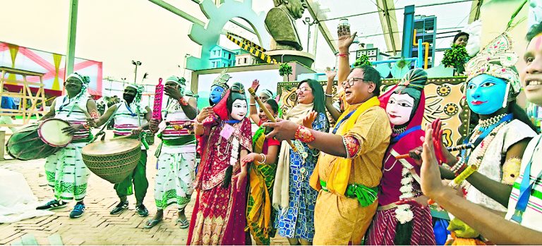 Saraikela News : गणतंत्र दिवस परेड में दिखेगी सरायकेला छऊ की झांकी
