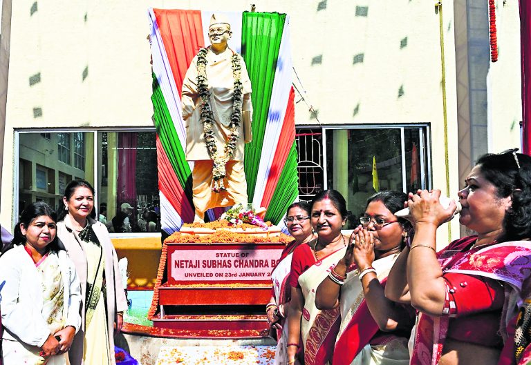 ranchi news : यूनियन क्लब में नेताजी की आठ फीट ऊंची प्रतिमा का  अनावरण