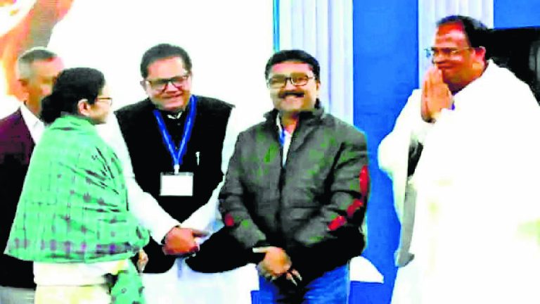 सीएम के कार्यक्रम में पहुंचे पूर्व भाजपा सांसद जॉन बारला