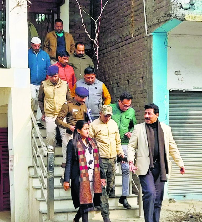 Chapra News : जिस उत्पाद थाने पर कार्रवाई का जिम्मा, वहीं हो रही थी शराब पार्टी, थानाध्यक्ष, एएसआइ व सिपाही गिरफ्तार
