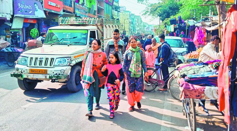 Chapra News : धूप ने दिलायी ठंड से राहत, पटरी पर लौटी दिनचर्या, सुबह और शाम अब भी गलन