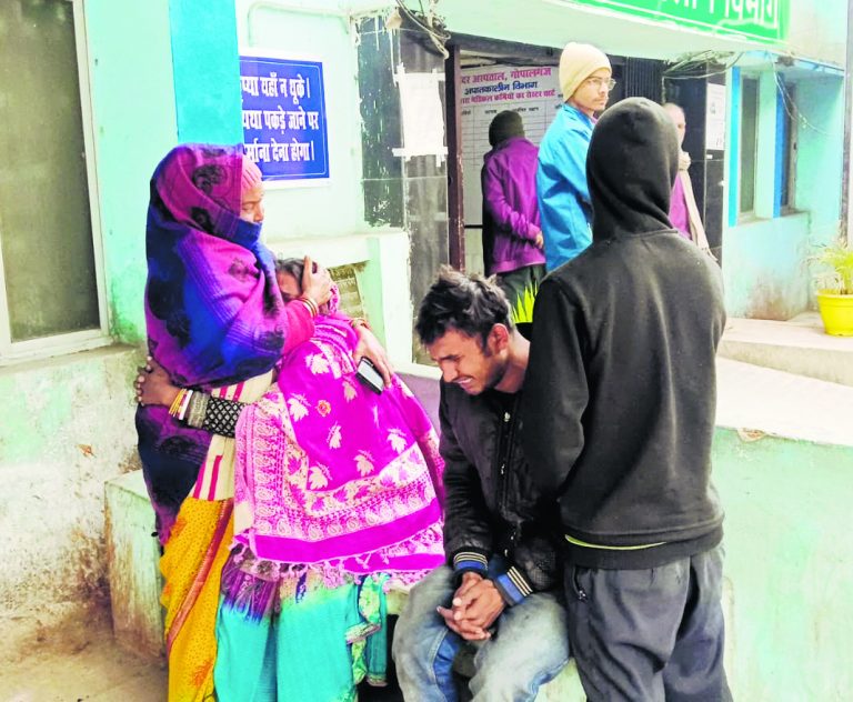 Gopalganj News  : बैंक, खेत और किचेन में चलते-फिरते हुए अचानक गिरने से तीन लोगों की हुई मौत