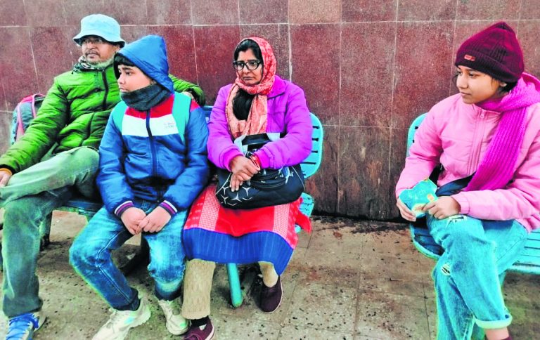 Gopalganj News  : बर्फीली हवाओं से सड़कों पर कांपते रहे लोग, कूड़े को जलाकर ठंड के सितम को मिटाने के लिए लोग मजबूर