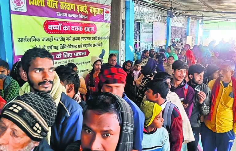 सदर अस्पताल में इलाज से पहले रजिस्ट्रेशन के लिए मरीजों को करनी पड़ती है एक दूसरे से धक्का-मुक्की