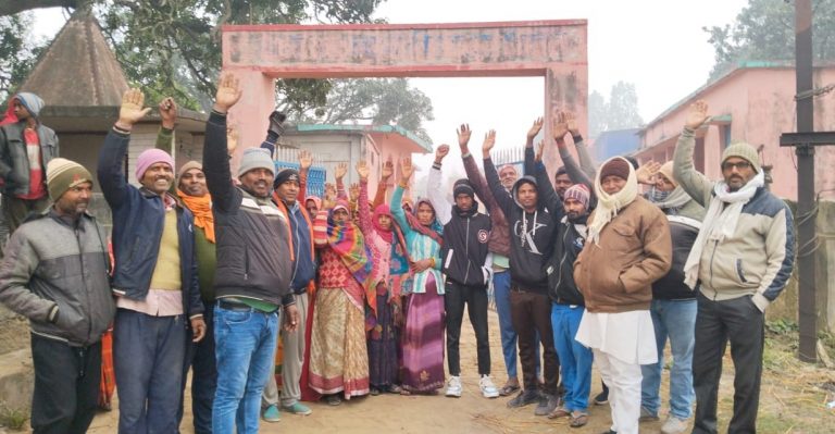 Madhubani News : ग्रामीणों ने स्कूल में जड़ा ताला