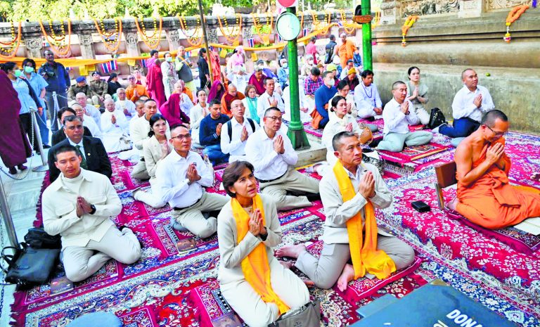 Gaya News : थाई आर्मी के जनरल ने महाबोधि मंदिर में की पूजा-अर्चना
