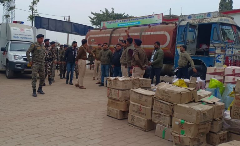पुलिस की छापेमारी से शराब तस्कर की टूटी कमर पर बड़ी मछली अभी भी गिरफ्त से बाहरभारी मात्रा में पकड़ी गयी शराब की खेप पर धंधेबाजों के गर्दन तक पहुंच नहीं पायी पुलिस बीते तीन महीने में पूर्णिया पुलिस ने पकड़ी विदेशी शराब की तीन बड़ी खेप, 15812 लीटर बरामदपूर्णिया. बीते तीन महीने के दौरान पूर्णिया पुलिस ने विदेशी शराब की तीन बड़ी खेप को पकड़ने में सफलता पायी है. एक टेंकर, एक कंटेनर एवं एक दूध के कंटेनर से एक ही ब्रांड के कुल 15812 लीटर विदेशी शराब की बरामदगी हुई. इस मामले में तीन ट्रकों के चालक और खलासी को गिरफ्तार किया गया. यह पूर्णिया पुलिस के लिए बड़ी उपलब्धि मानी जा रही है. तीनों खेप के शराब की बरामदगी के बाद पुलिसिया पूछताछ में इसबात का खुलासा किया गया  था कि पश्चिम बंगाल से शराब की खेप बिहार के जिलों में लाया जाता है लेकिन अब तक यह नहीं खुलासा हो सका है कि पकड़े गये शराब सूबे के किस जिले में और किस कारोबारी के लिए भेजा जा रहा था.पकड़े गये चालक और खलासी से पूछताछ से यह पता चलता है कि शराब की खेप को कहां लोड किया गया था. लेकिन शराब की खेप कहां पहुंचानी थी, इसकी पूरी जानकारी चालकों से नहीं मिली. पकड़े गये चालक के अनुसार उन्हें पूर्णिया से नौगछिया के रास्ते बढ़ते रहने का निर्देश किसी अज्ञात फोन नंबर से दिया जा रहा था. अज्ञात नंबर की जानकारी पुलिस को मिल जाती है. यह नंबर शराब कारोबारियों में किसी का हो सकता है. लेकिन अब तक इनमें से कोई कारोबारी पुलिस के द्वारा पकड़ा नहीं गया है. पकड़े गये शराब के बोतलों पर अरूणाचल के लेबलपकड़े गये शराब के बोतलों पर लगे लेबल में सभी अरूणाचल प्रदेश में बनी बतायी गयी है. हालांकि लेबल के बैच से भी पुलिस ने यह पता करने की कोशिश की कि जब्त शराब की बड़ी खेप अरूणाचल प्रदेश में कहां से खरीदी गयी थी और किसके द्वारा खरीदी गयी थी. बीते 20 अक्टूबर को 6894 लीटर विदेशी शराब सुधा दूध के नाम के एक टेंकर से पकड़ी गयी थी. तब एसपी  द्वारा खुलासा किया गया था कि बरामद शराब की खेप असम में लोड किया गया था और बिहार के मुजफ्फरपुर जा रही थी. 13 जनवरी को कंटेनर से पकड़े गये शराब की ट्रक पश्चिम बंगाल के सिलीगुड़ी में चालक के हवाले किया गया था. जबकि 22 जनवरी को पकड़े गये ट्रक टेंकर के तीन जोड़ा नंबर प्लेट मिले हैं. इसके अलावा एक जीपीएस डिवाइस भी बरामद हुआ है. इस मामले में एसपी द्वारा बताया गया है कि गिरफ्तार चालक से पूछताछ में शराब तस्कर के फारवर्ड ओर बेकवर्ड लिंकेज के बारे में खुलासा हुआ है. इस संबंध में विधि संवत कार्रवाई की जा रही है. फोटो.