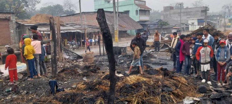 आग से दो दुकान व दो घर जले, लाखों की क्षति