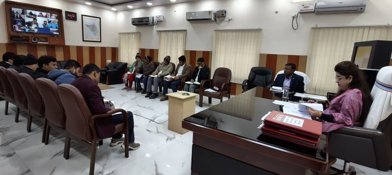 जिलाधिकारी ने की नीलाम पत्र वाद से संबंधित मामलों की समीक्षा